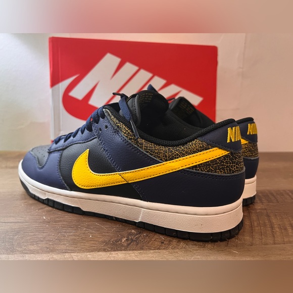 Nike Dunk Low ‘Vintage Michigan’ - Picture 4 of 7